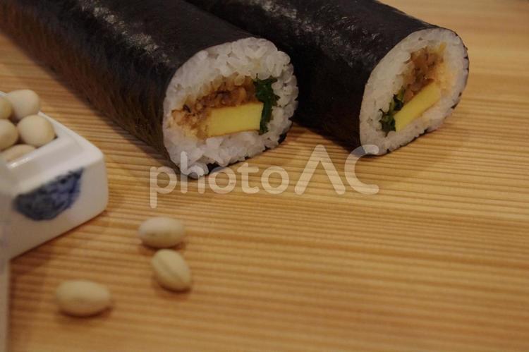 節分の定番 豆まきと恵方巻で福を呼ぶ 恵方巻,節分,海苔巻きの写真素材