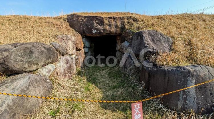 震災後の能登の院内勅使塚古墳 能登,古墳,震災の写真素材