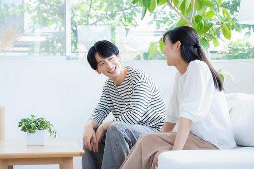 リビングでくつろぐ若いカップル リビングでくつろぐ若いカップル 夫婦,カップル,リビングの写真素材