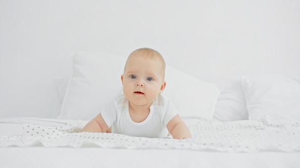 カメラ目線の碧眼の赤ちゃん カメラ目線の碧眼の赤ちゃん 赤ちゃん,かわいい,ハイハイの写真素材