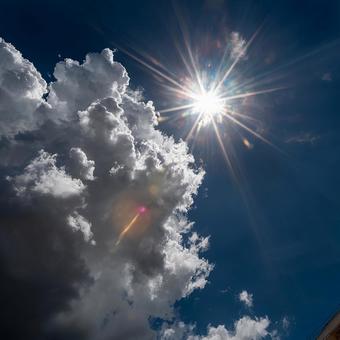 コントラストが美しい晴天の空 コントラストが美しい晴天の空の写真