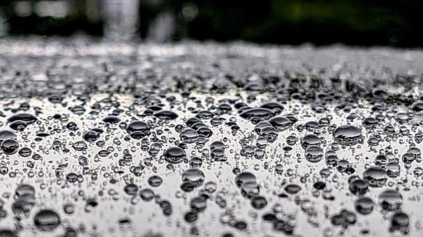 雨上がりの車、水玉のきらめき 雨上がりの車、水玉のきらめき 水滴,車,屋根の写真素材