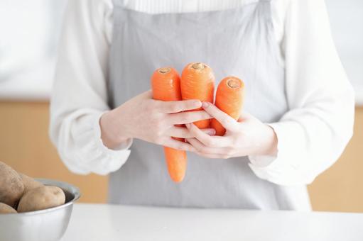 複数のニンジンを持つ人の手 ニンジン,持つ,ジャガイモの写真素材