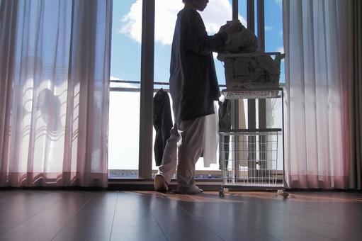 さぁ干しましょうか 洗濯日和,洗濯かご,かごの写真素材