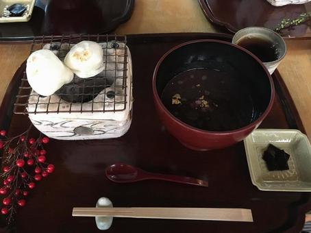 火鉢で焼いた餅とお汁粉 火鉢で焼いた餅とお汁粉 餅,お汁粉,ぜんざいの写真素材