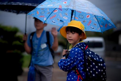 <素材>雨の中雨傘をさして登校する兄弟 <素材>雨の中雨傘をさして登校する兄弟 子供,男性,人物の写真素材