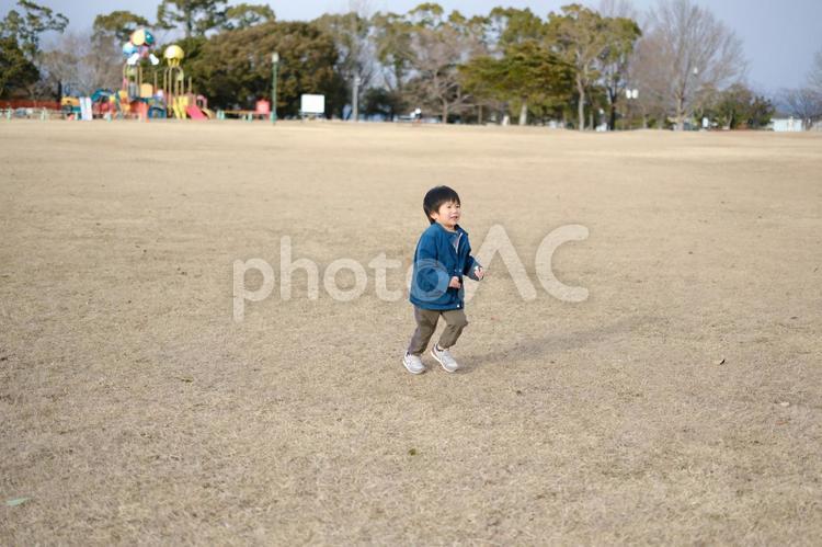 公園で走り回る男の子 子供,子ども,こどもの写真素材
