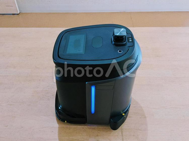 施設の廊下を清掃中のロボット掃除機 施設,廊下,掃除機の写真素材
