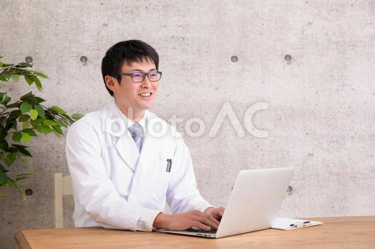 白衣を着た男性 医療,医師,診察の写真素材