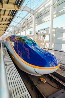 【福島】福島駅の新幹線 E8系「つばさ」 【福島】福島駅の新幹線 E8系「つばさ」 福島駅,福島,晴天の写真素材