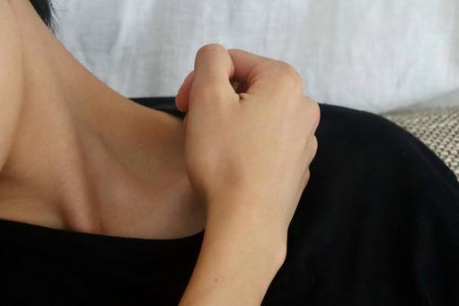 肩をさわる男性 肩をさわる男性の写真