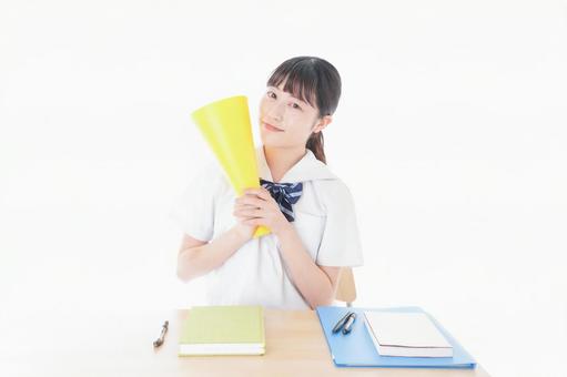 応援をする制服姿の女子学生 応援をする制服姿の女子学生 試験,テスト,掛け声の写真素材