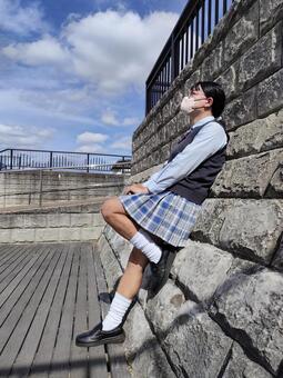 遠くを眺める制服を着た男の娘 女装,制服,早朝の写真素材