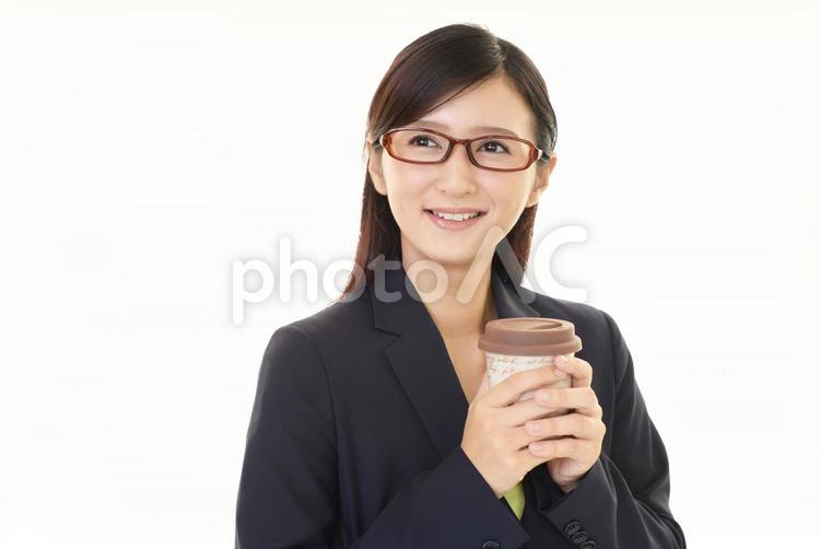コーヒータイムでくつろぐビジネスウーマン 女性,ビジネスウーマン,仕事の写真素材