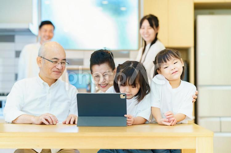 タブレットPCで遊ぶ3世代家族  アクティブシニア,3世代家族,シニア夫婦の写真素材