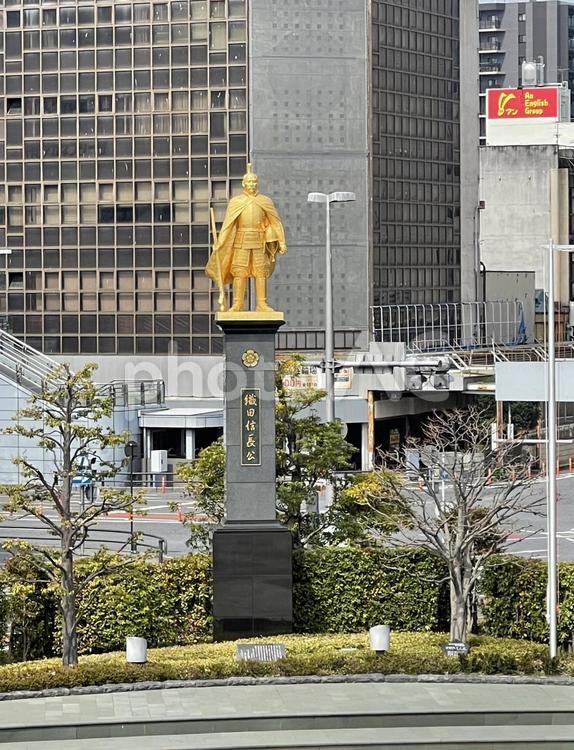 岐阜駅の黄金の織田信長像01 岐阜駅,黄金像,織田信長の写真素材