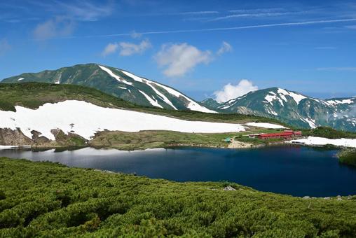 夏の白馬大池と大池山荘 夏の白馬大池と大池山荘の写真