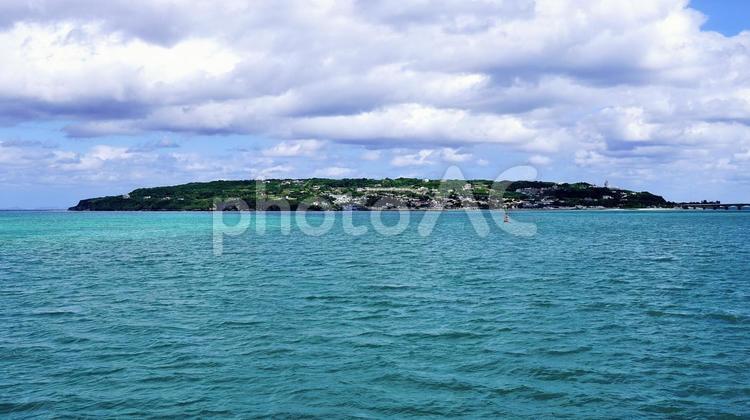 海から見える古宇利島 古宇利島,海,空の写真素材