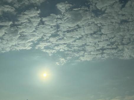 太陽を見守る雲空 太陽を見守る雲空の写真