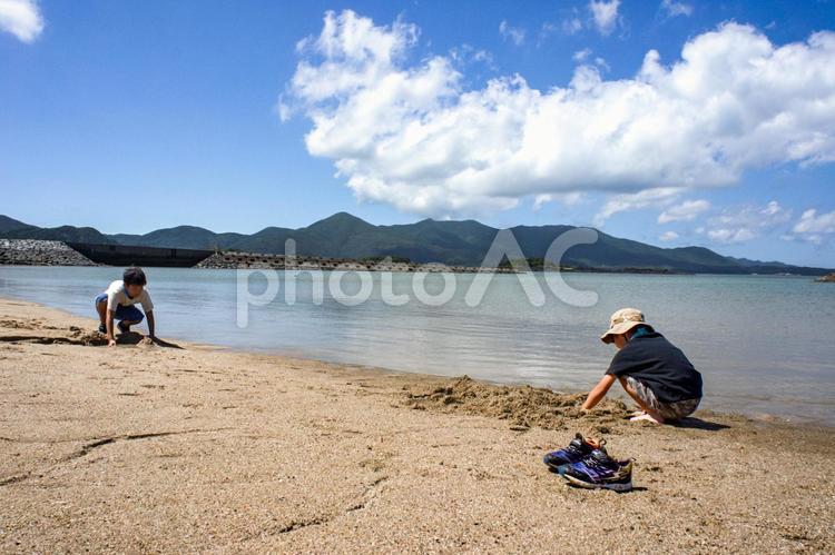 ＜素材＞夏の海水浴場で遊ぶ子供たちと青空 家族,兄弟,子供の写真素材