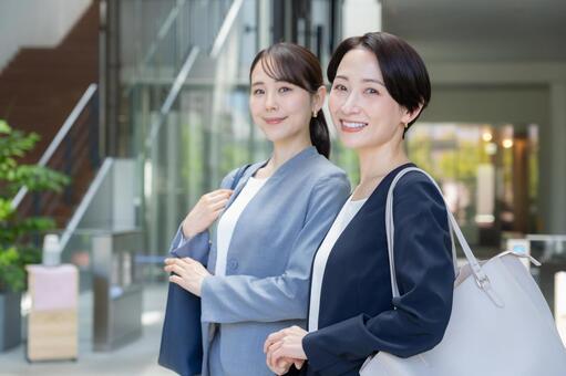 オフィスに通勤をするビジネスウーマン 通勤,ビジネスウーマン,女性の写真素材