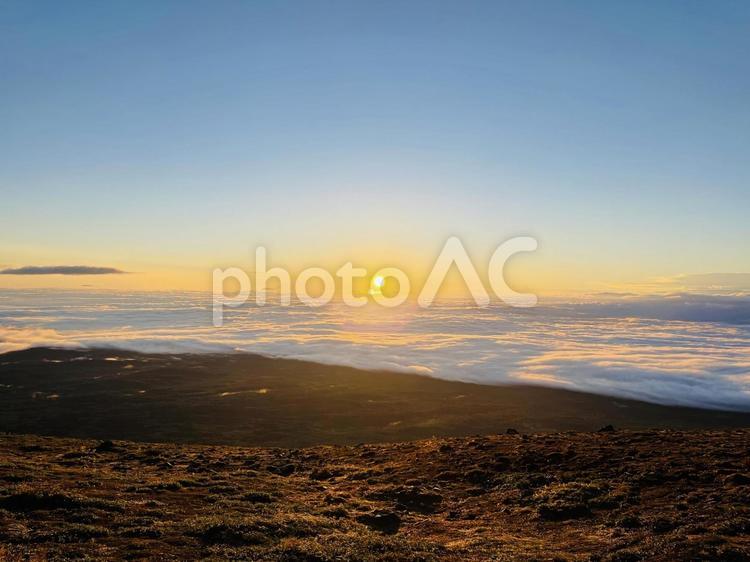 山頂から望む雲の海と黄金の朝日 樽前山,北海道,登山の写真素材