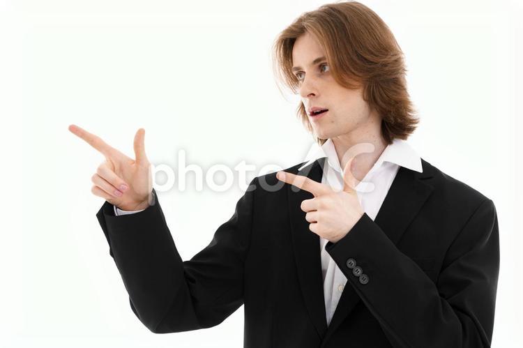 両手で指差す外国人男性 男性,指差し,驚くの写真素材