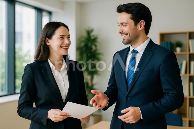 オフィス打ち合わせ男女社員 ビジネス,打ち合わせ,オフィスの写真素材