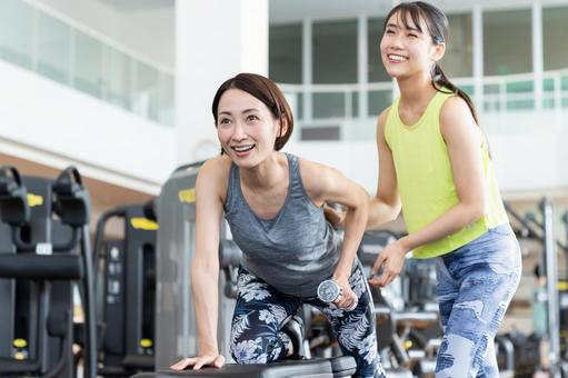 ジムでトレーニンフするミドルの女性 ジム,フィットネス,ボディケアの写真素材