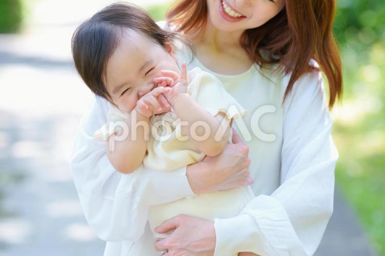 公園でお母さんに抱っこされているごきげんな赤ちゃん 赤ちゃん,お母さん,日本人の写真素材