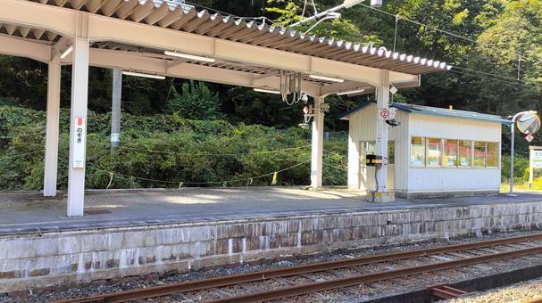 奥羽本線 及位駅(のぞき駅)ホーム 奥羽本線 及位駅(のぞき駅)ホームの写真