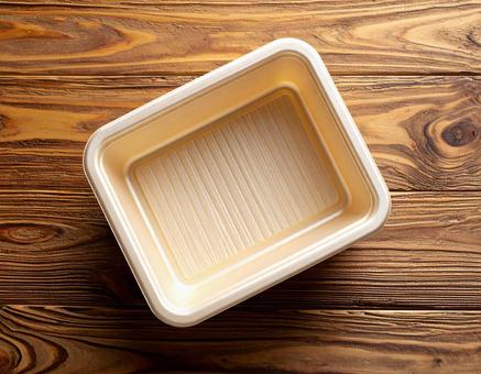 木製テーブルの上にある空の容器の写真