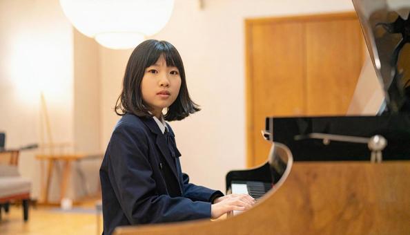 ピアノの発表会で舞台袖で出番を待つ女の子の写真