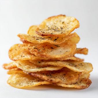 一口食べたくなるサクサクのポテトチップス 一口食べたくなるサクサクのポテトチップスの写真