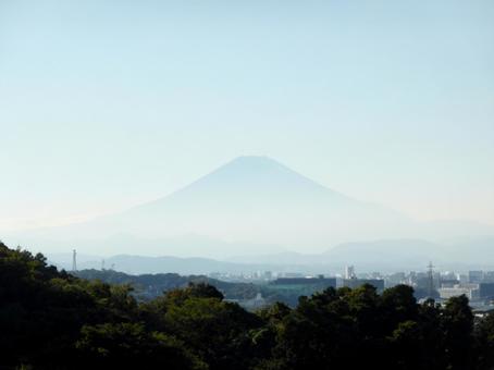 源氏山公園の裏道から望む11月の富士山 富士山,山,空の写真素材