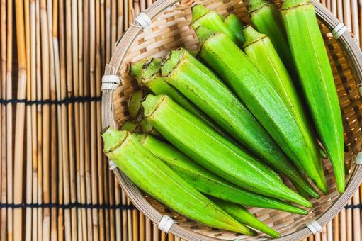 竹ざるに盛られた新鮮なオクラ 竹ざるに盛られた新鮮なオクラ オクラ,野菜,緑色の写真素材
