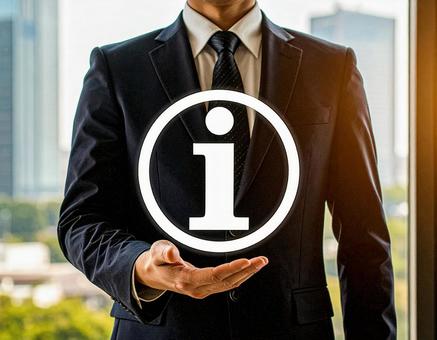 インフォメーション「i」を手に持つ男性の写真