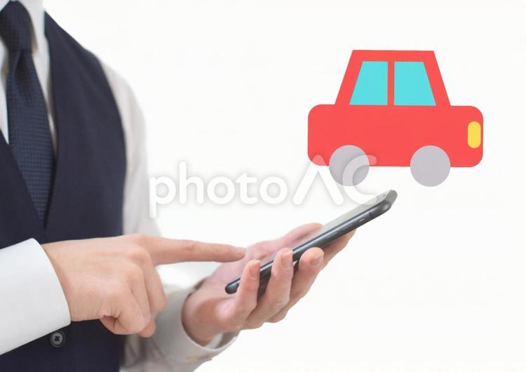 スマホ操作するビジネスマンと車 車,自動車,カーの写真素材