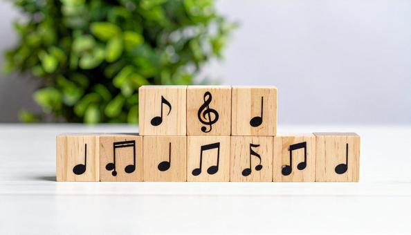 白木テーブルの上の音符の積み木 白木テーブルの上の音符の積み木の写真