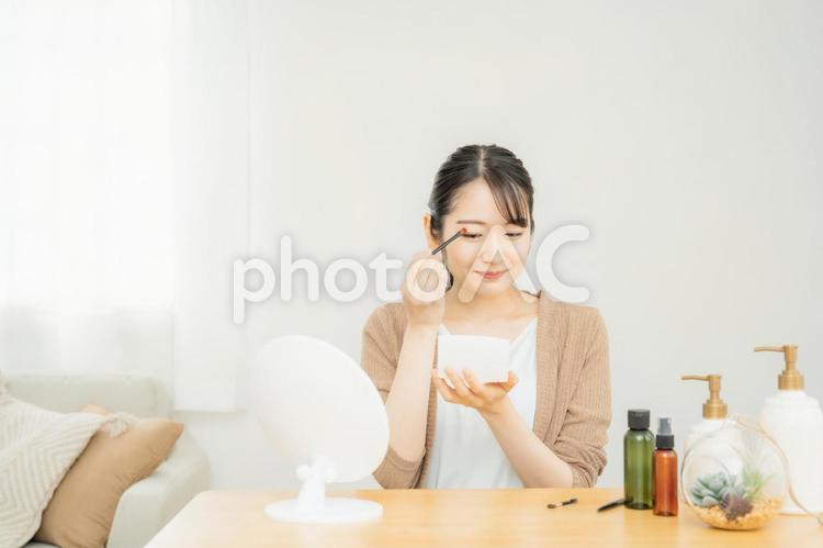 アイシャドウを使う女性 アイシャドウ,アイシャドー,アイメイクの写真素材