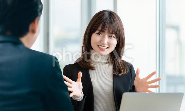 笑顔で対話をする女性・ビジネスウーマン 女性,パソコン,笑顔の写真素材