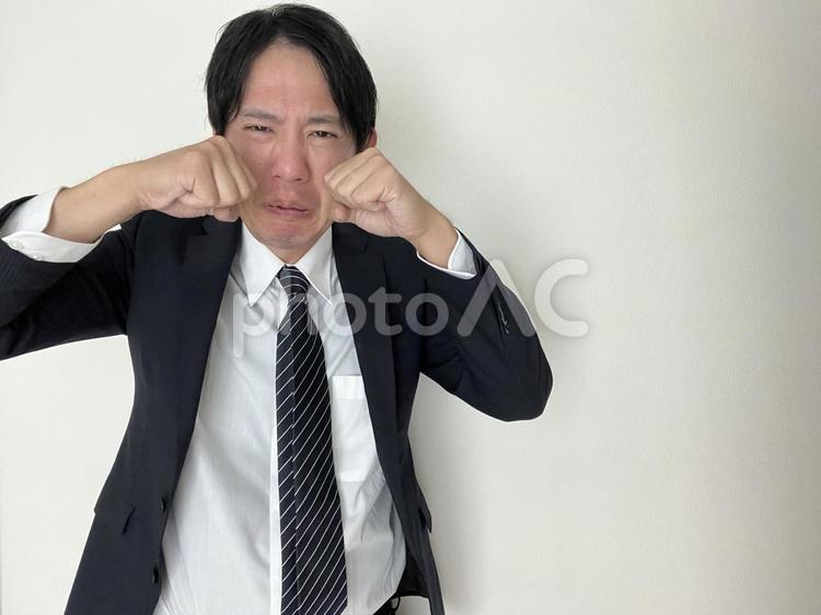 号泣する会社員　241023 男性,ビジネスマン,ビジネスの写真素材