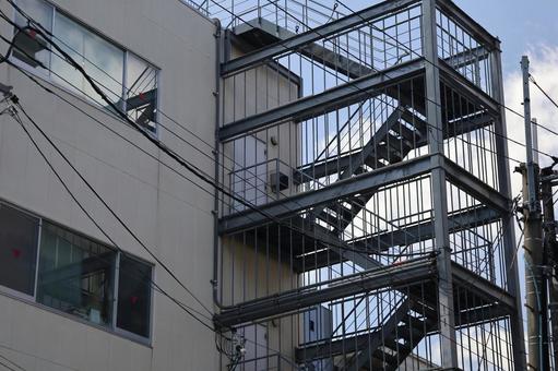 野外に非常階段のある建物の風景 野外に非常階段のある建物の風景の写真
