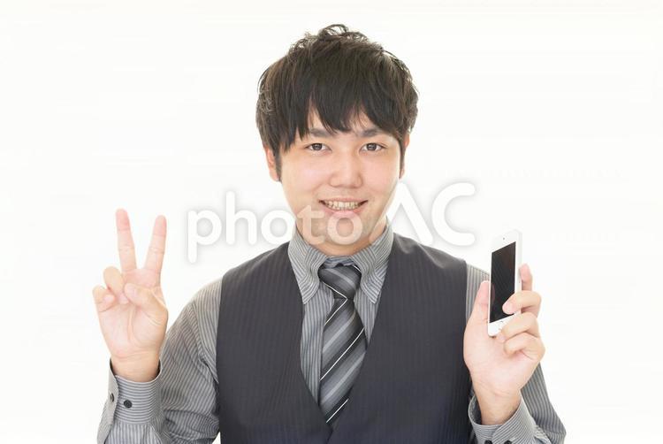 スマートフォンを持つ男性 ビジネス,ビジネスマン,スマホの写真素材