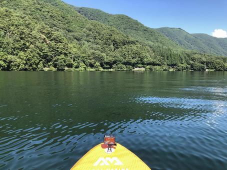 水上から見る湖面と空 中綱湖 水上から見る湖面と空 中綱湖 水上,湖面,水面の写真素材