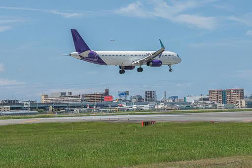 晴れた夏の日の福岡空港 晴れた夏の日の福岡空港の写真