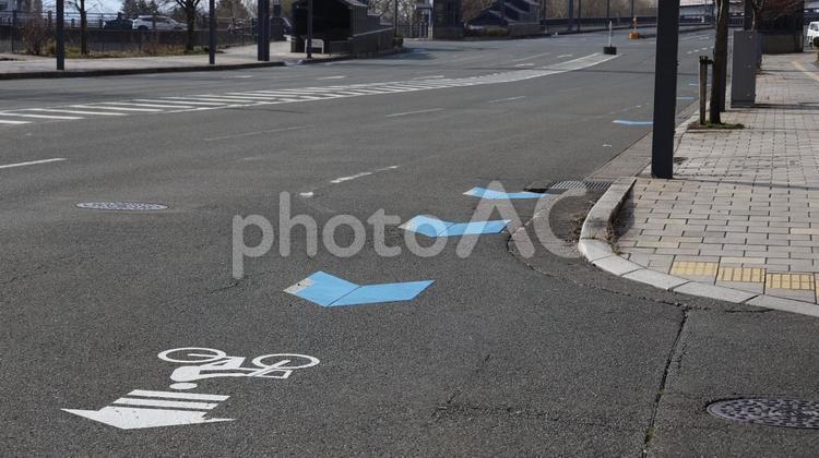 自転車用レーン 道路,一般道,自転車の写真素材