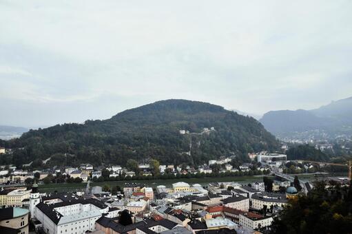 ザルツブルクの街とカプツィーナーベルク ザルツブルク,カプツィーナーベルク,オーストリアの写真素材