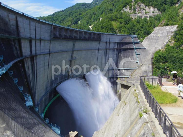 黒部ダムの放水 ダム,放水,黒部ダムの写真素材