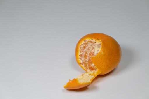皮をむかれたみかんとコピースペース みかん,皮,果物の写真素材